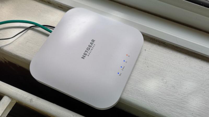 Netgear Point d'accès WiFi 6 (WAX214) - Borne WiFi 6 -Vitesse WiFi 6  Dual-Band AX1800, 1 port PoE 1G Ethernet, 802.11ax, Sécurité WPA3